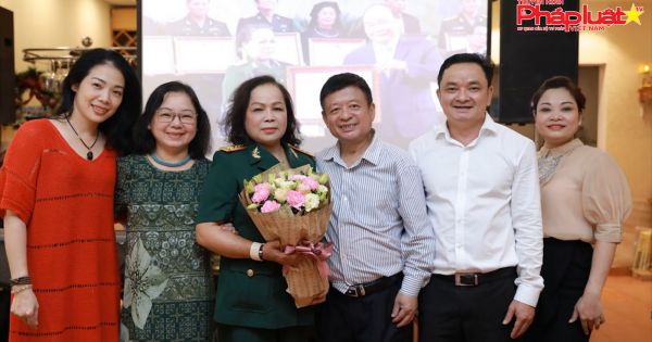 Nhiều văn nghệ sĩ đến chúc mừng Rơ Chăm Phiang được phong tặng NSND