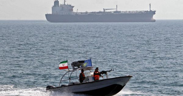 Iran bắt giữ tàu ‘chuyển lậu’ 250.000 lít dầu đến UAE