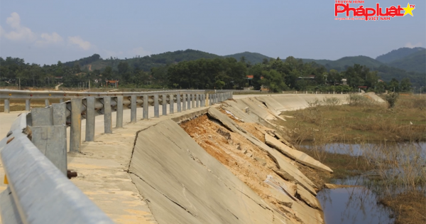 Kè của đường cứu hộ, cứu nạn 100 tỷ ở Hà Tĩnh vỡ nát sau mưa lũ