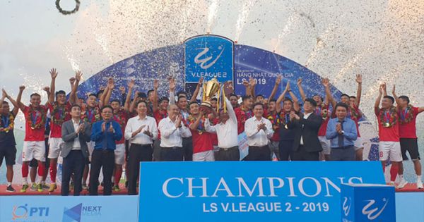 Hà Tĩnh nâng Cup vô địch giải hạng Nhất