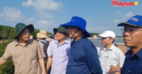 Bộ trưởng Bộ NN&PTNT Nguyễn Xuân Cường kiểm tra sạt lở và công tác ứng phó tại biển Đông