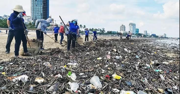 400 tấn rác tấp vào bãi biển Vũng Tàu