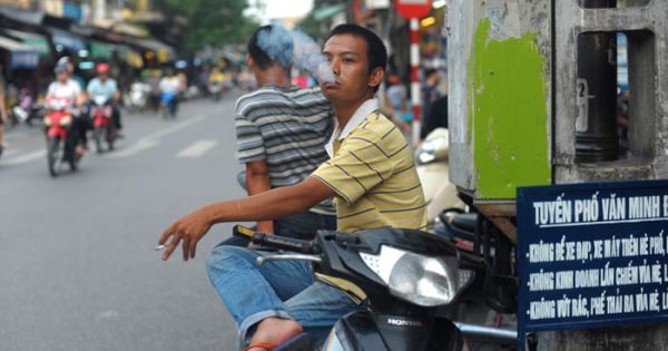 Khách tây hút thuốc tại phố cổ Hà Nội sẽ bị phạt 300.000 đồng