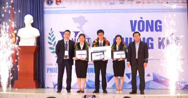 ĐH Quốc gia Hà Nội vô địch cuộc thi Phiên tòa giả định Vmoot