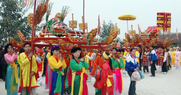Tôn vinh tín ngưỡng thờ Mẫu và Hội làng Việt cổ.