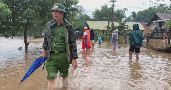 Công an đưa ca nô đi phát mì tôm cứu dân vùng ngập lụt Đắk Lắk