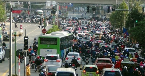 Cảnh sát giao thông Hà Nội phạt nguội gần 350 phương tiện đi vào làn BRT