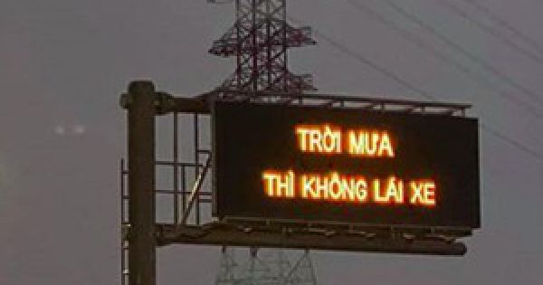 Dòng chữ “Trời mưa thì không lái xe” trên cao tốc Long Thành khiến tài xế hoang mang