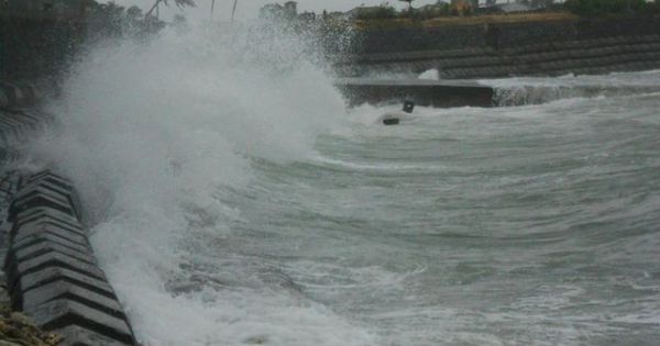 Quảng Ngãi: Biển động dữ dội cô lập đảo Bé, Lý Sơn suốt nửa tháng