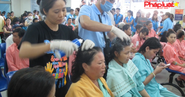 Hàng trăm bệnh nhân được cắt tóc gội đầu ngay tại phòng bệnh