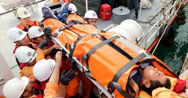 Cứu thuyền viên người Indonesia bị nạn ngoài khơi Nha Trang