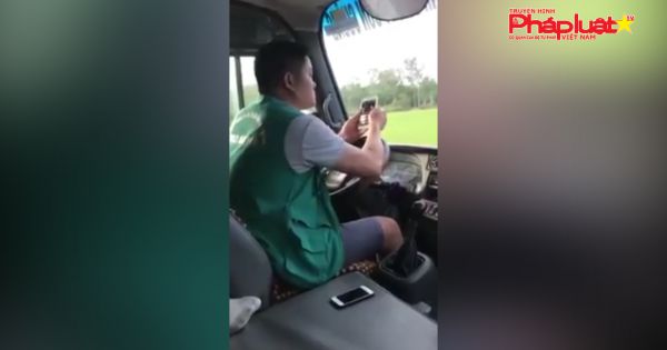 Nghệ An: Công an triệu tập tài xế xe buýt vừa lái xe vừa lướt điện thoại