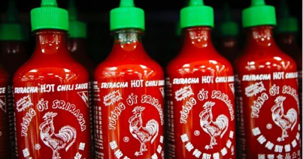 Australia thu hồi tương ớt Sriracha của triệu phú gốc Việt