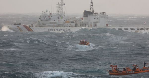 Lật tàu cá Hàn Quốc chở 14 người