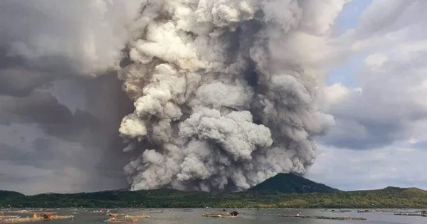 Hàng loạt hãng bay phải hủy chuyến vì núi lửa ở Philippines