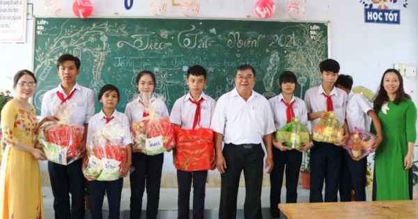 Ninh Thuận: Trao tặng hàng trăm suất quà tết cho học sinh nghèo