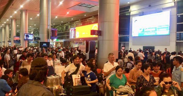 0 giờ năm mới: Sân bay vẫn đông người không kịp đón giao thừa