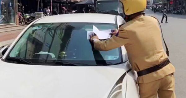 Hạ Long: Cảnh sát giao thông dán giấy phạt trên kính xe