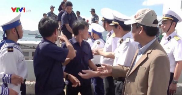 Tàu Hải quân đưa 33 ngư dân Quảng Nam gặp nạn trên biển về bờ an toàn