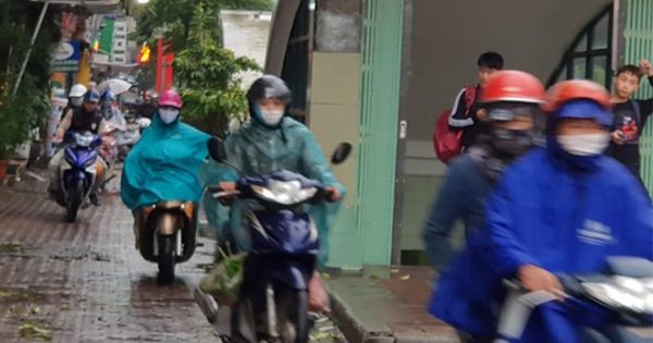 Nhiều tuyến phố Hà Nội ùn tắc sau trận mưa giông