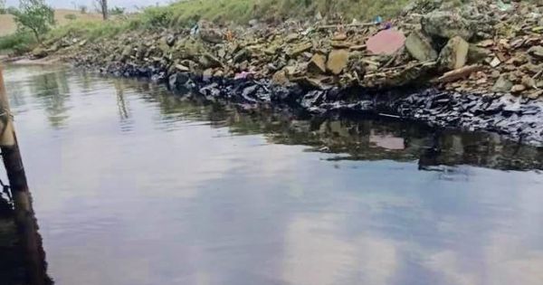 Truy tìm nguyên nhân vệt dầu loang đen kịt bên bờ sông Lam
