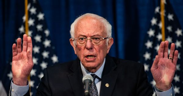 Thượng nghị sĩ Bernie Sanders ngưng quảng bá tranh cử
