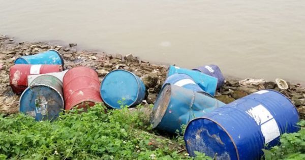 Bộ Công an giám định hơn 3 tấn chất thải đổ trộm xuống sông Hồng