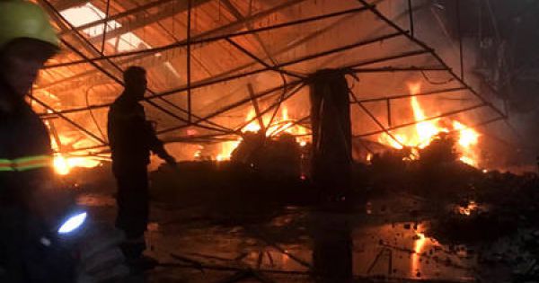 Công ty gỗ ở Bình Dương bất ngờ bốc cháy dữ dội lúc rạng sáng