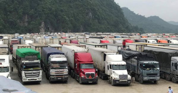 Hàng nghìn xe nông sản ùn ứ ở Lạng Sơn