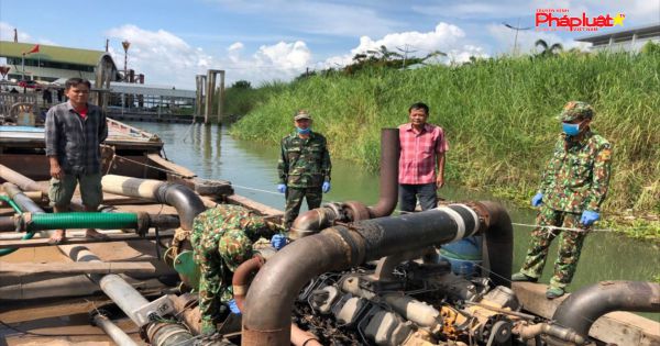 Bắt giữ ghe gỗ mang biển kiểm soát Campuchia khai thác cát sông trái phép