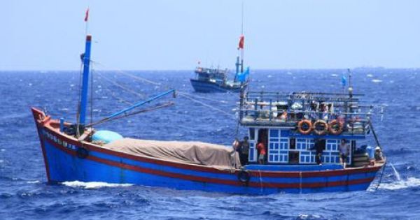 Tàu Trung Quốc lại đâm vỡ tàu cá Quảng Ngãi ở Hoàng Sa
