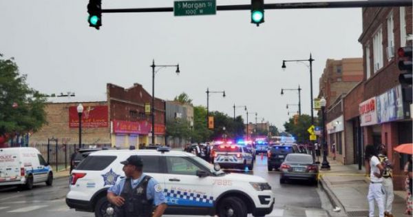 Xả súng bên ngoài nhà tang lễ ở Mỹ, 14 người bị thương