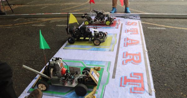Sinh viên tranh tài qua Cuộc thi “Đua xe ô tô mô hình tự chế”