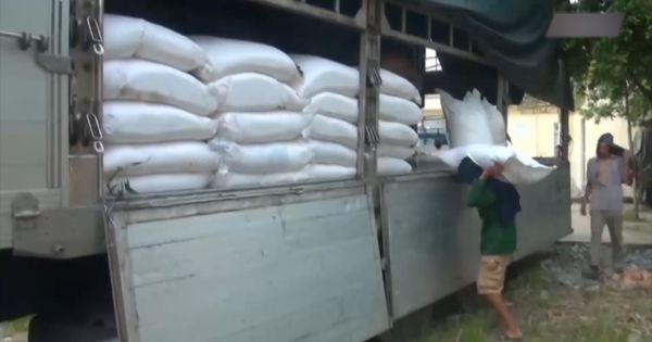 Công an tỉnh An Giang bắt quả tang 4 xe tải vận chuyển 39 tấn đường cát nhập lậu trên tuyến Quốc lộ 91