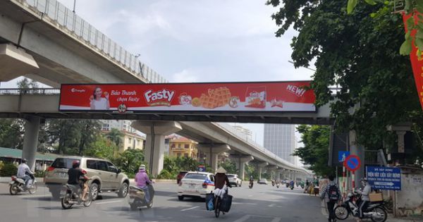 Sẽ cưỡng chế tháo dỡ triệt để quảng cáo vi phạm tại cầu vượt đi bộ tại Hà Nội