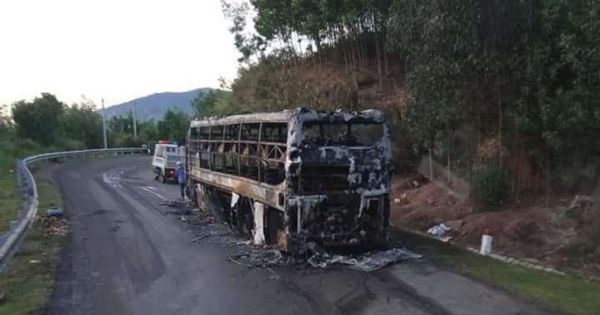 Xe khách giường nằm chở 40 người cháy rụi trong đêm tại Đắk Lắk
