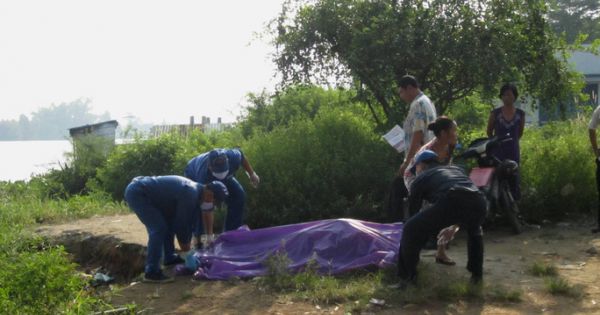 Đang uống cà phê, 2 thanh niên tá hỏa thấy xác chết trôi bên cạnh tại TPHCM