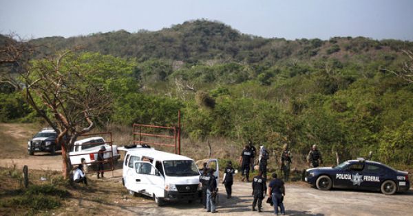 Phát hiện 12 thi thể trong 2 xe ôtô ở Mexico