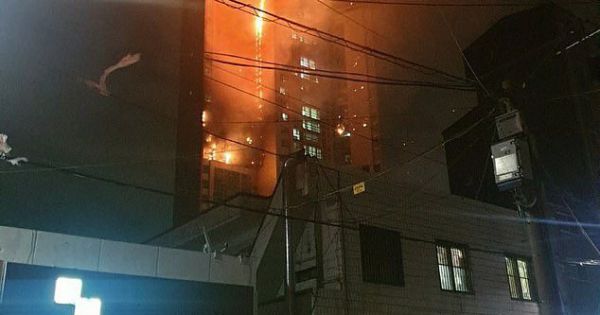 Hàn Quốc: Tòa chung cư 33 tầng bốc cháy như đuốc giữa đêm