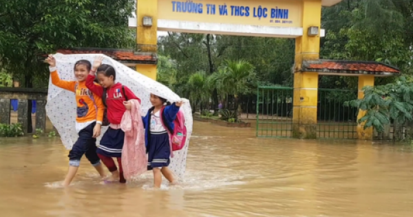 Thừa Thiên Huế cho học sinh nghỉ học để phòng tránh bão số 8