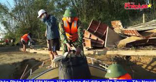 Cứu hộ 38 công nhân mắc kẹt trên Sông Trà vào bờ an toàn
