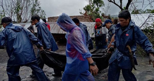 Cơn bão tàn khốc nhất trong năm đổ bộ vào Philippines