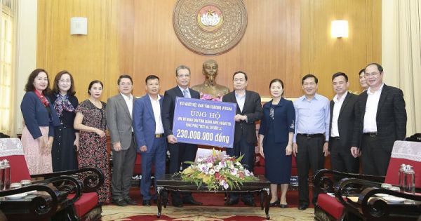 Thứ trưởng Ngoại giao Đặng Minh Khôi trao tiền quyên góp ủng hộ đồng bào bị lũ lụt