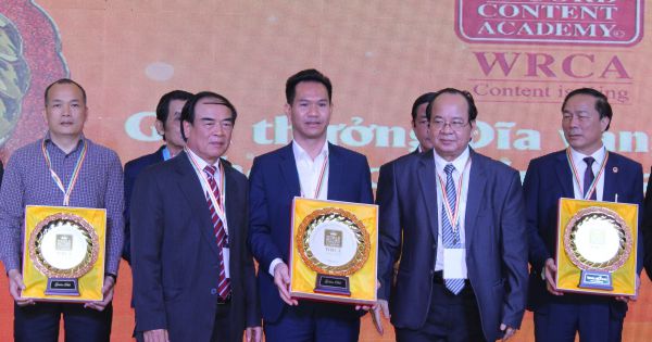 Anh hùng lao động Nguyễn Quang Mâu đón nhận danh hiệu Tiến sĩ của Viện Đại học Kỷ lục Thế giới.