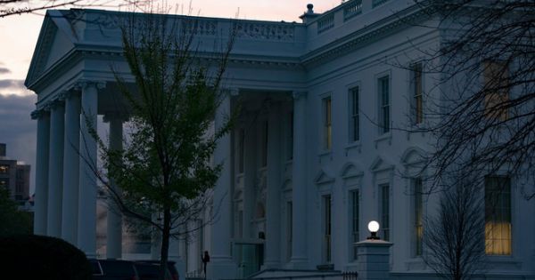Các phụ tá trong chính quyền Tổng thống Trump nhận mail hướng dẫn rời Nhà Trắng