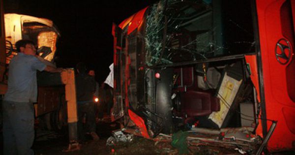 Xe giường nằm lật trên cao tốc Nội Bài - Lào Cai, 10 người bị kẹt