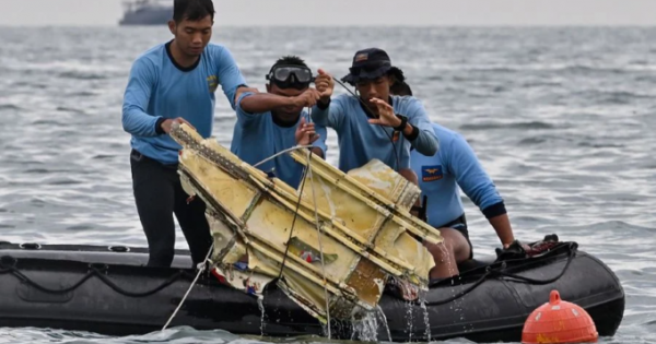 Tìm thấy mảnh thi thể vụ rơi máy bay Indonesia