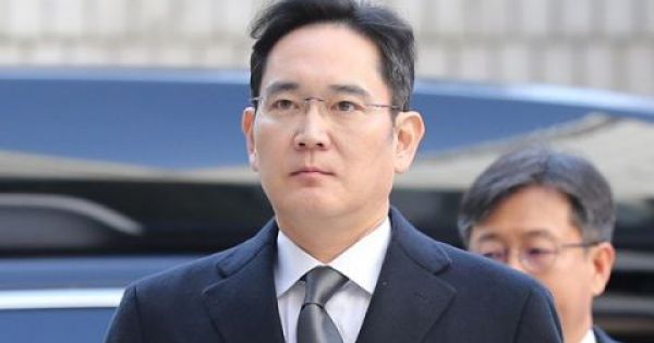 Người thừa kế Samsung bị kết án hơn 2 năm tù, cổ phiếu lao dốc