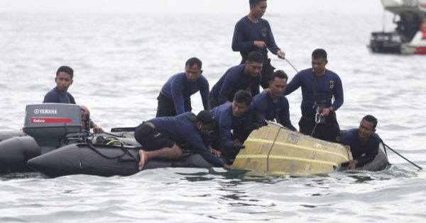 Indonesia kéo dài hoạt động tìm kiếm, cứu nạn máy bay SJ-182