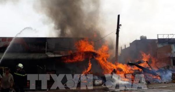 Cháy lớn thiêu rụi gần 10 tấn hàng đang chờ thông quan tại cửa khẩu Bắc Phong Sinh